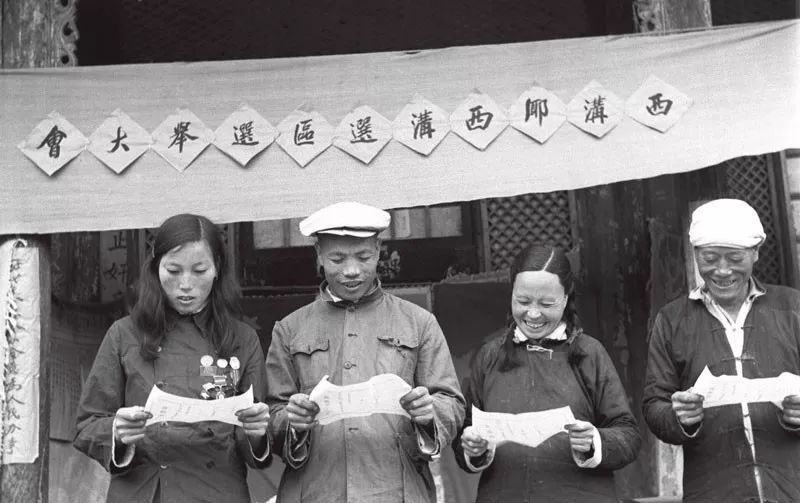 山西省平顺县西沟乡西沟区在1953年9月27日举行选举大会。全国著名农业劳动模范李顺达、申纪兰被选为西沟乡人民代表大会的代表。图为在西沟区选举大会上被选为代表的(自左起)申纪兰、李顺达、韩春兰和张秋全在观看当选证书的情形。新华社记者 项化庚/摄