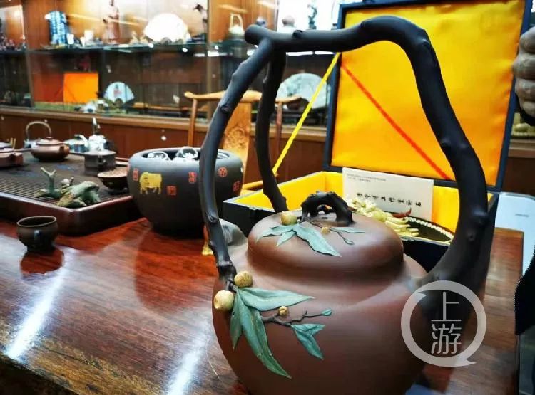 ▲代加工的提篮壶售价仅7300元,但冠以大师名号售价可达十几万元。摄影/上游新闻记者 时婷婷