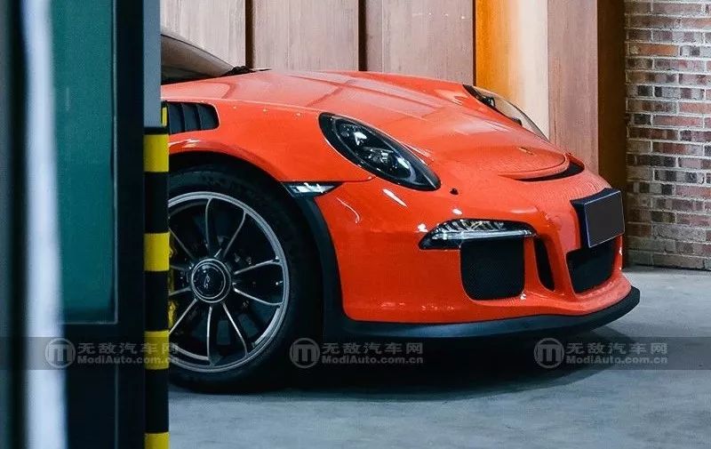 高转NA水平对置终极玩家 911 GT3RS裙底更精彩