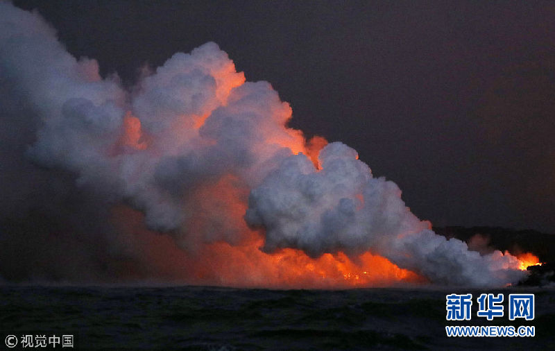 夏威夷火山熔岩流入太平洋 有毒蒸汽云升腾火