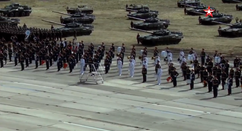 东方2018军演后中俄举行大规模联合阅兵式