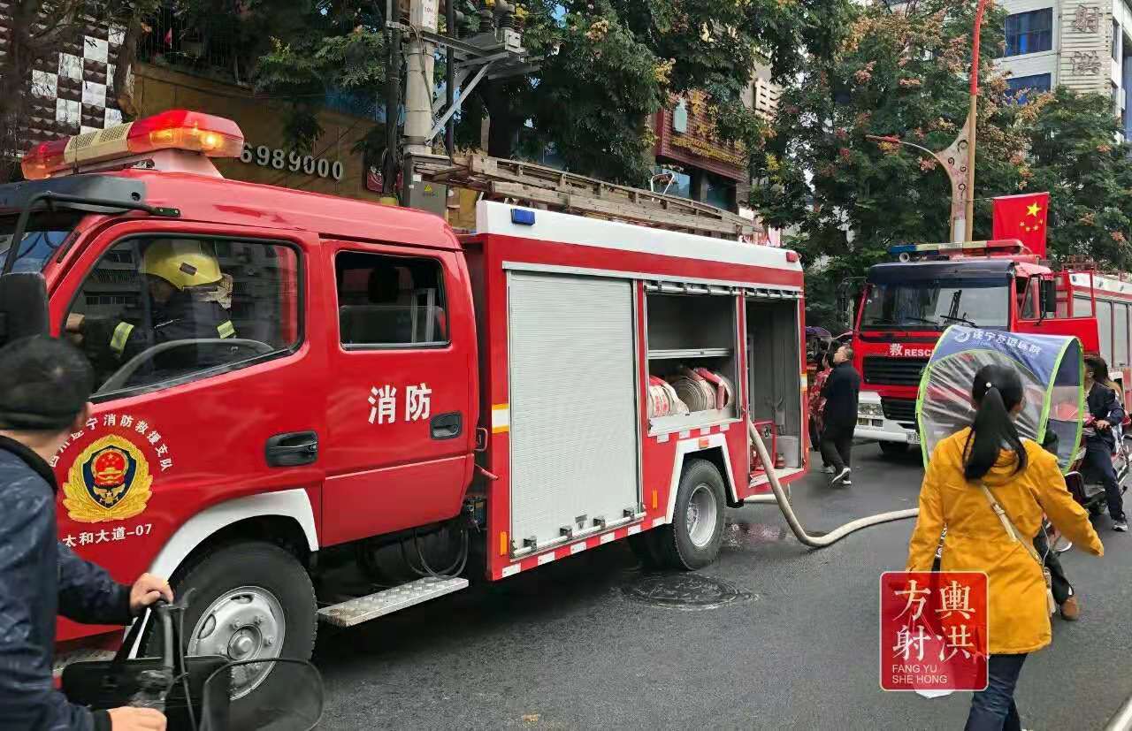  消防车辆赶到现场救火 图据方舆射洪微信公众号