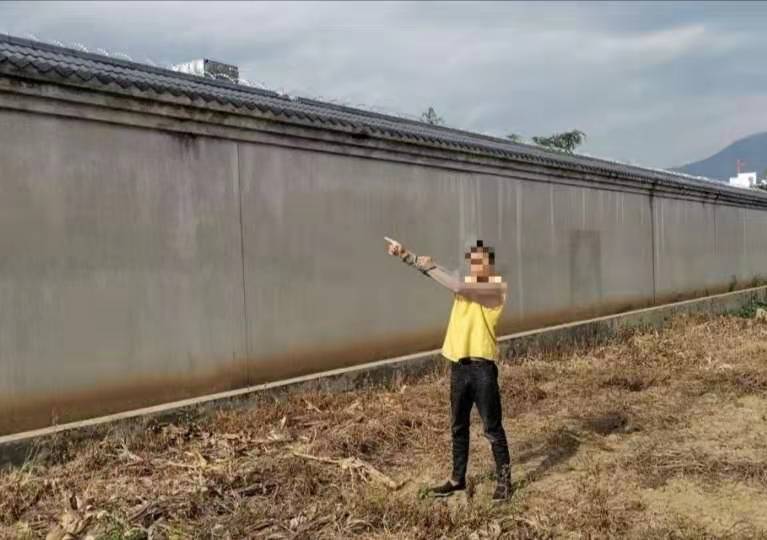 涉事男子指认现场。警方供图