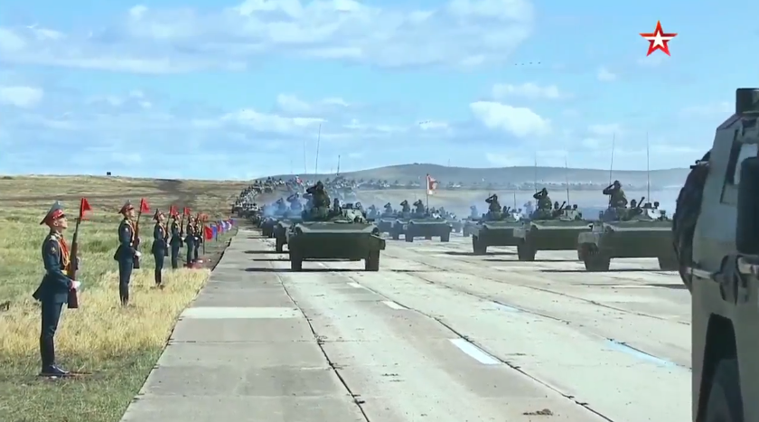 东方2018军演后中俄举行大规模联合阅兵式