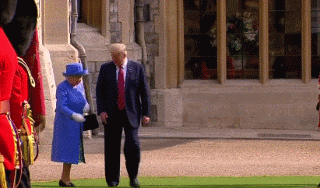 英国女王与特朗普会面 却被迫绕着他走了一圈(图)