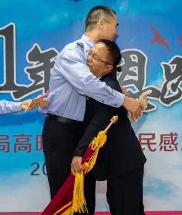 剛剛,在佛山,兩個素未謀面卻滿心牽掛的男人,緊緊相擁。