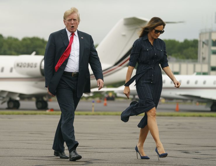 特朗普和梅拉尼娅走下空军一号