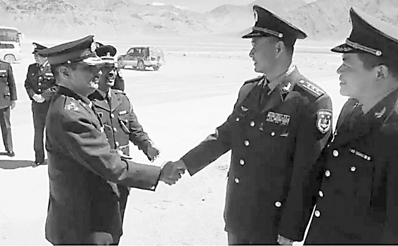 中印军人在边境会晤中握手致意。