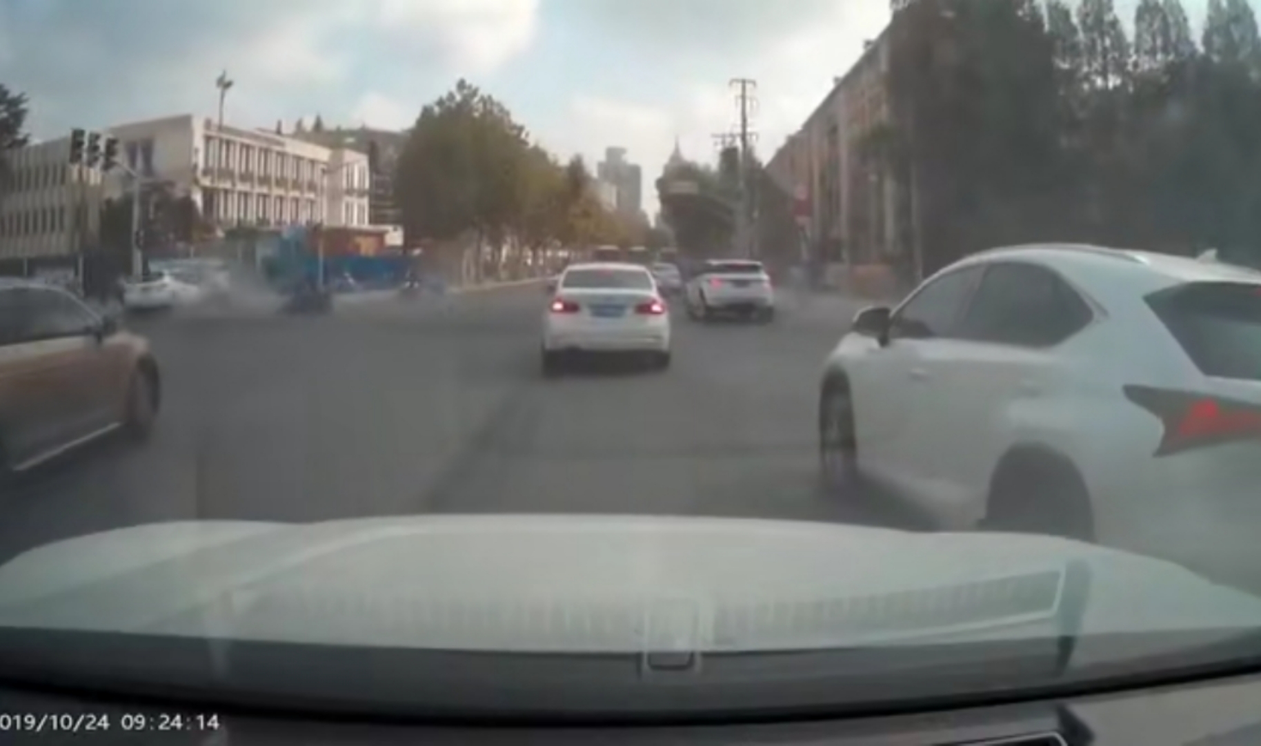  轿车行车记录仪显示，一辆白色轿车快速横穿路口与多车相撞。现场视频截图