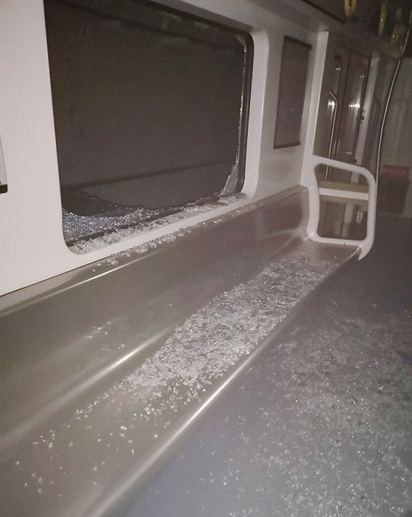 重庆地铁在隧道中撞上人防门,四人受伤送医