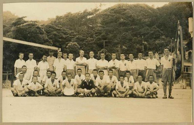 (图为上世纪40年代日本一球队合影)