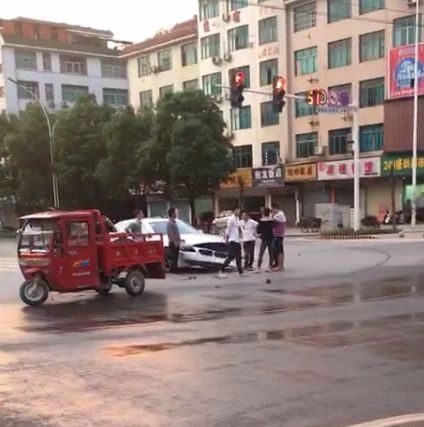 今天凌晨5点，在邵阳这里一起车祸，宝马撞不赢三轮车！