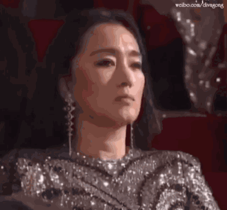 而这个时候,巩俐的表情满分啊,满脸的不屑,写满了老娘很不爽,别惹我!