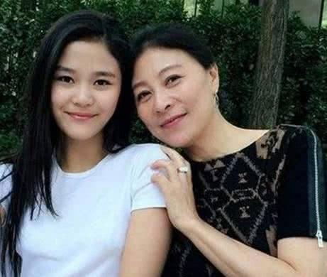 岳红，她当红时结婚生子，遭老公抛弃后患癌后，56岁变这样…