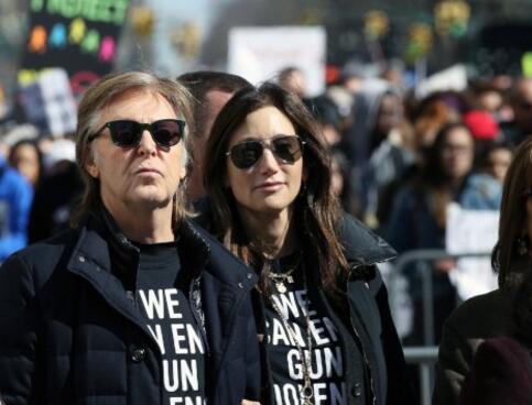 前披头士乐队成员保罗·麦卡特尼及妻子