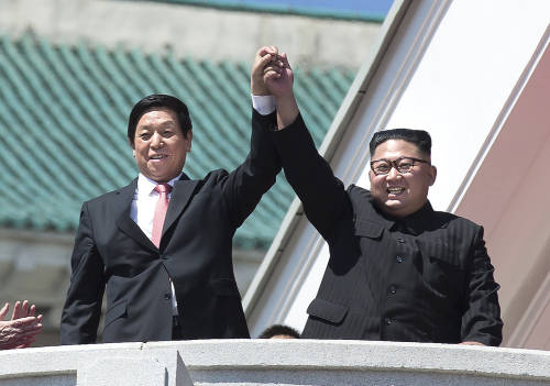 9月9日,栗战书(左)与金正恩在金日成广场观看朝鲜建国70周年庆祝活动游行。