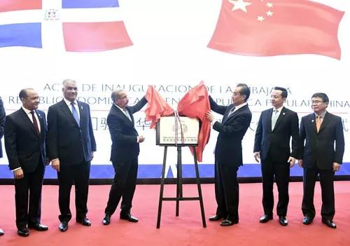 △11月3日,多米尼加共和国驻华大使馆在北京正式开馆。梅迪纳总统(左三)出席了开馆仪式。(来源于外交部网站)