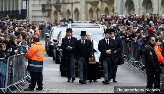 前往葬礼现场的队伍走过剑桥市中心