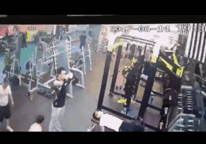 孩子独自在健身房玩耍 手臂差点被卷跑步机