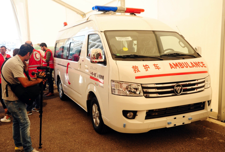 中方提供的救护车，上面贴有“一带一路 人道救援” 图源：中国政府网