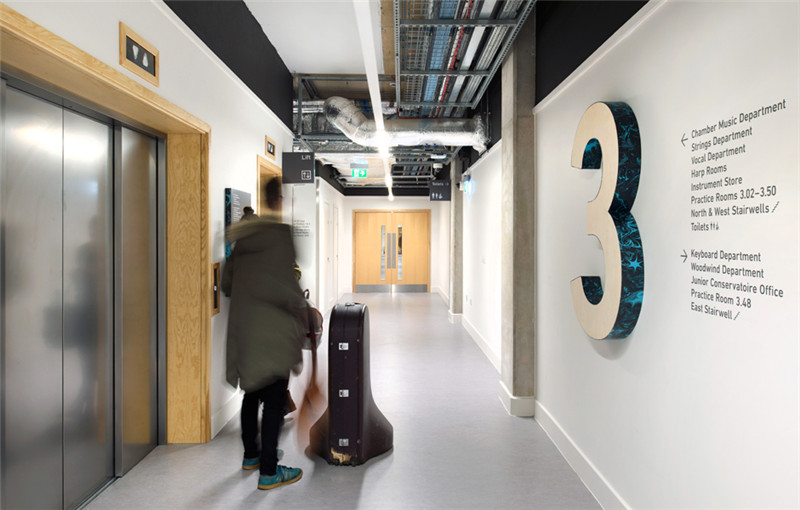 别具匠心的伯明翰皇家音乐学院导视设计