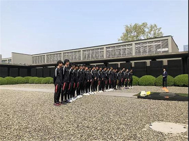 广州恒大淘宝青年队员参观南京大屠杀遇难同胞