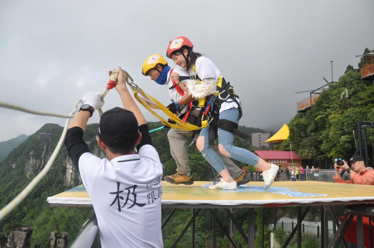 中国蹦极第一人奥陶纪300米高空上演极限荡绳