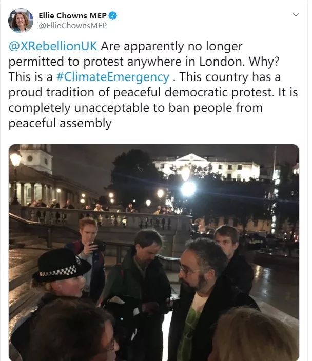 ▲图为支持示威者的人谴责伦敦警方在侵犯民众“和平集会”的自由