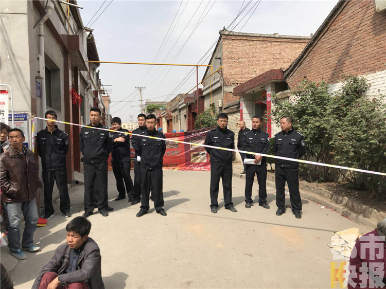 周至男孩被捆在钢管身亡,警方目前正在现场进行调查取证。