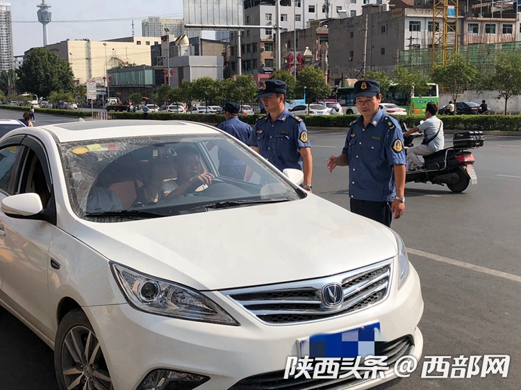 西安雁环中路附近公交线路少车难等 居民无奈