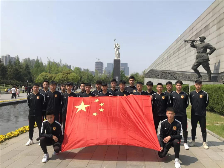 广州恒大淘宝青年队员参观南京大屠杀遇难同胞