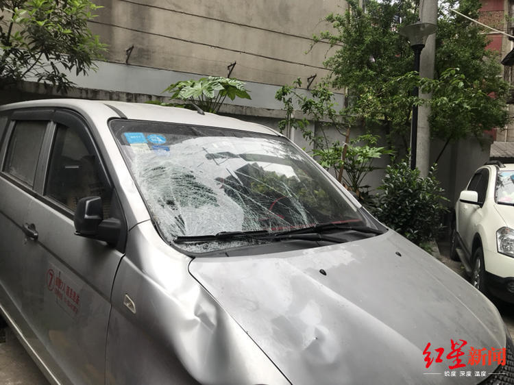 ↑少年坠下砸坏汽车