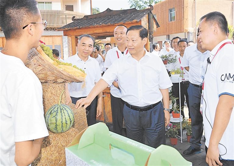 彭清华邓小刚等分组带队赴成都参观考察乡村振