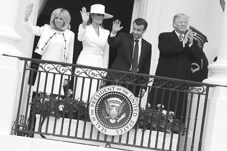 24日，美法两对总统夫妇在白宫阳台上招手致意。