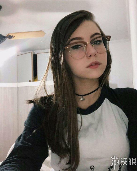 巴西网红美少女大的泳装包不住 成熟大胆翘臀好身材