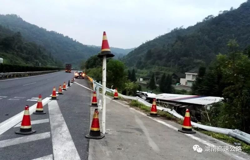 湘西暴雨快递货车冲出高速护栏 数千件快递洒落