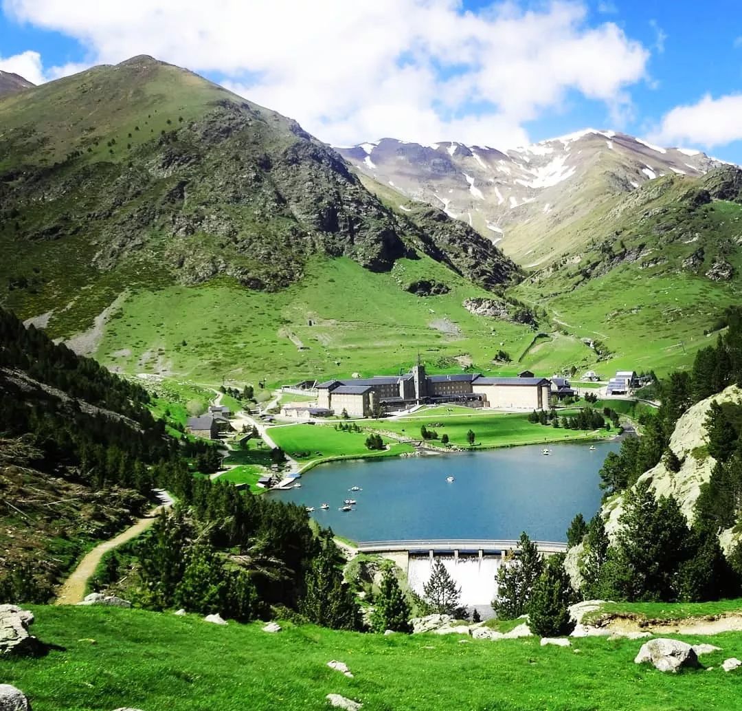 遥远的比利牛斯山 一群疯子正在参加一场并不存在的赛跑