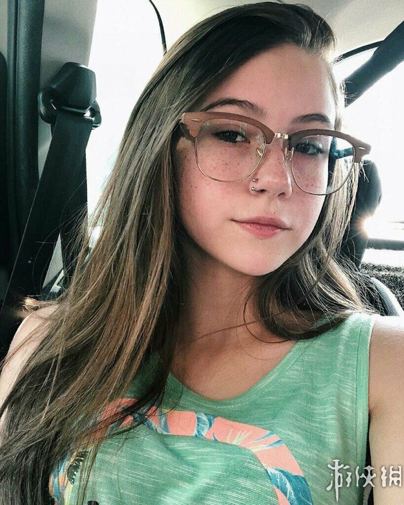 巴西网红美少女大的泳装包不住 成熟大胆翘臀好身材