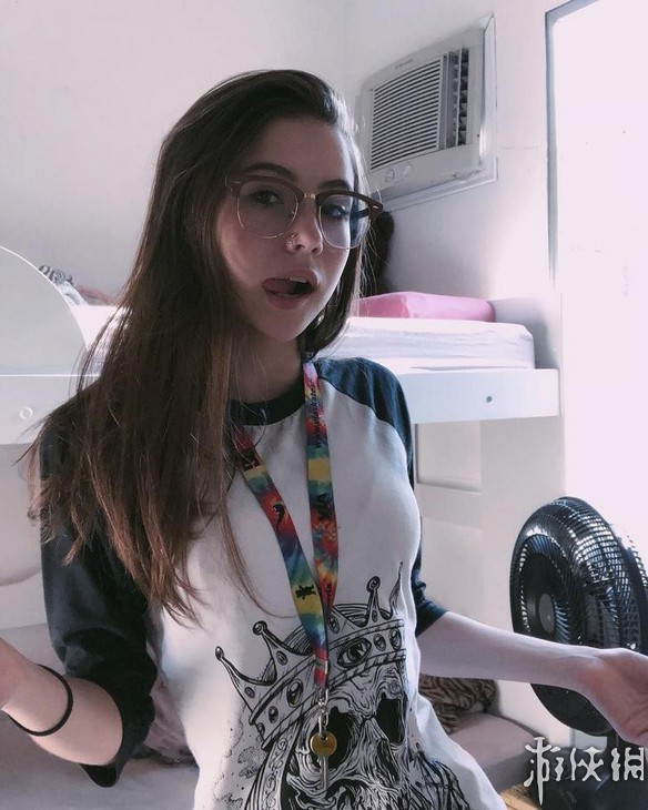 巴西网红美少女大的泳装包不住 成熟大胆翘臀好身材