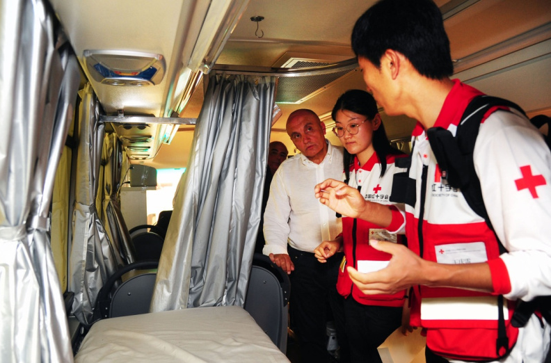  中国红十字成员向叙方介绍了医院设施 图源：中国政府网