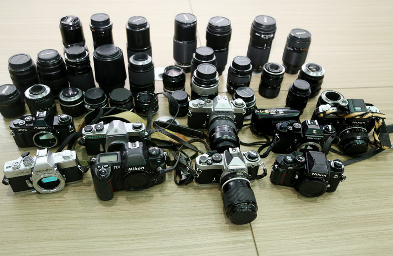 携带一箱子照相机和镜头过关太任性,海关立刻