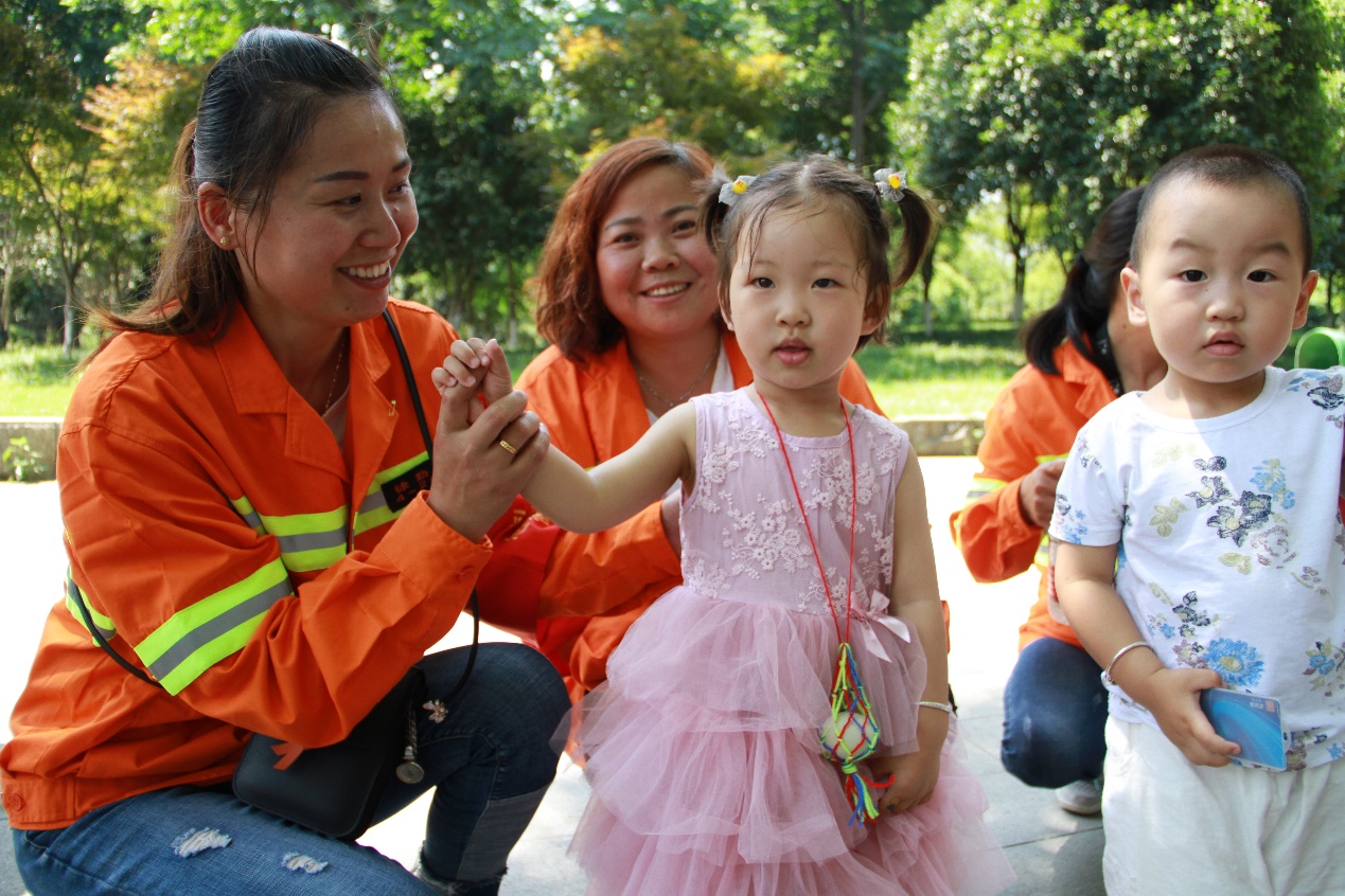 端午节环卫工获赠企业爱心鸡蛋 巧手编织挂蛋