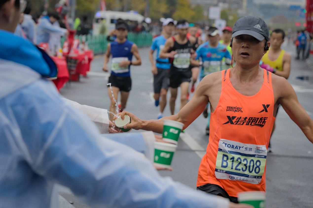 1500余名交大志愿者服务2018年上海国际马拉松赛事