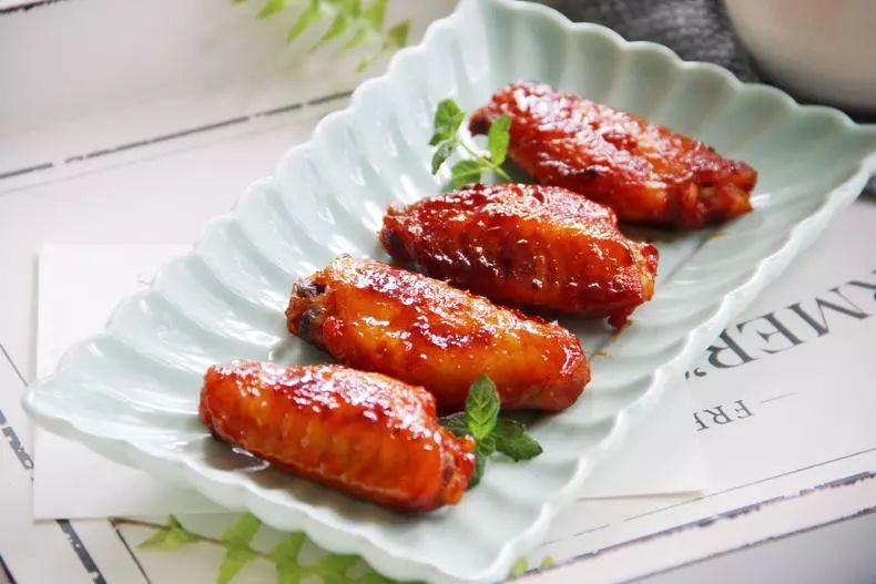 大晚上烤奥尔良鸡翅,邻居闻着味儿找上门