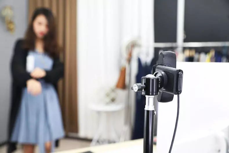 淘宝十大主播背后都有这个男人!帮网红装修直