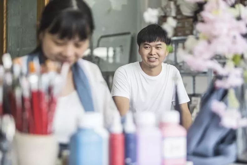 眷侣手绘古风鞋,归隐郊区却年销200万