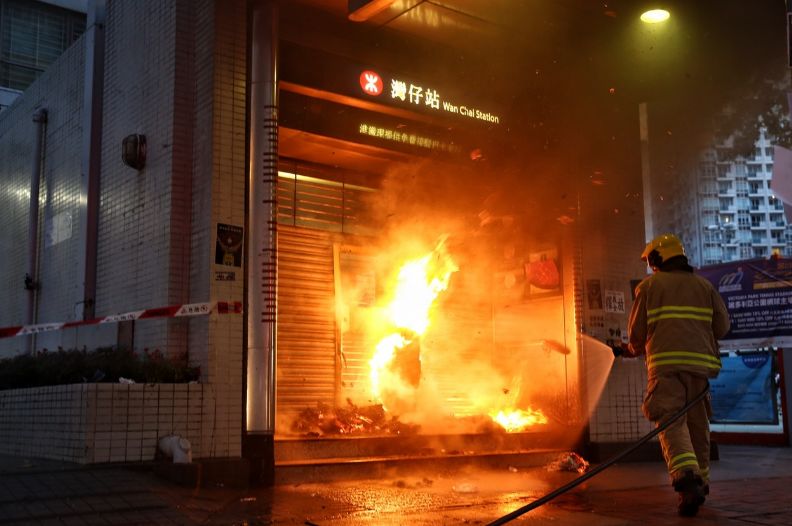 环球网:港铁被焚触目惊心 环球网:港铁被焚触目惊心