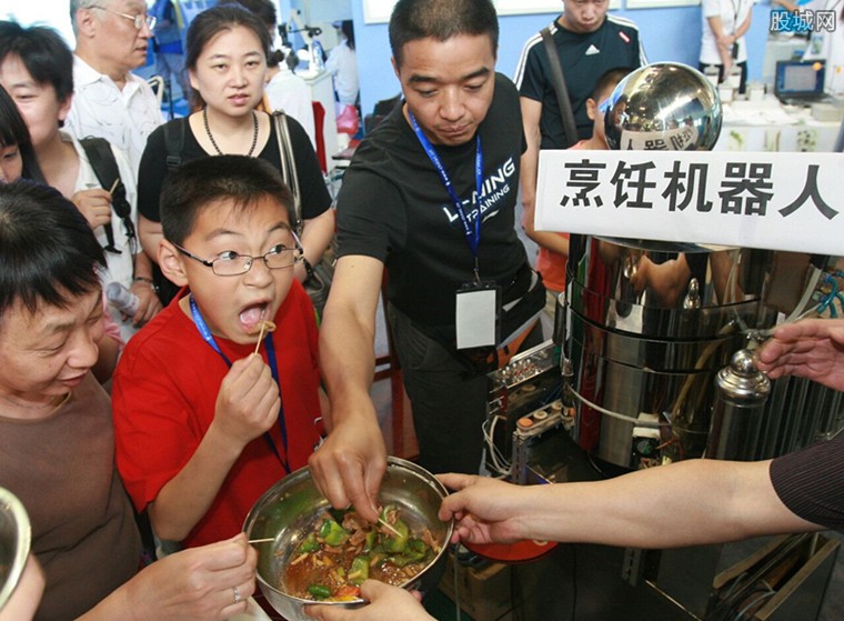 如今,随着科技发展快速,烹饪机器人问世了,大家可以厨房中脱身了