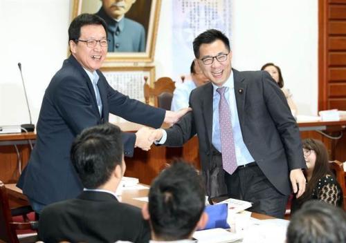 国民党立法机构党团14日举行总召选举,候选人江启臣(右)与费鸿泰(左)在党团大会上相互握手致意。(台湾《中时电子报》/姚志平 摄)
