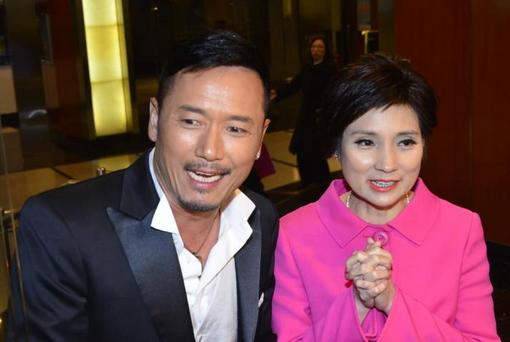 年过半百的苗侨伟依然上镜,有个这么美的老婆难怪会亲到变形!